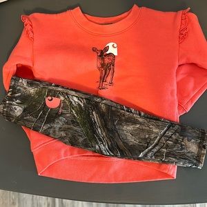 Gently used worn once Carhartt baby girl 6-9 month 2 piece set.